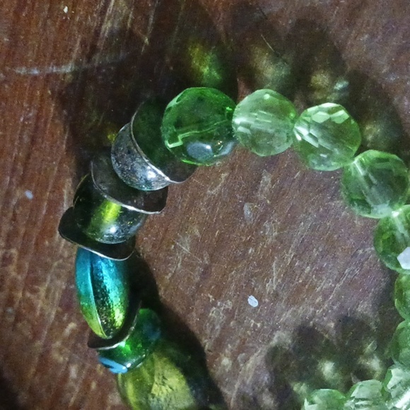 Handmade Green Beaded Bracelet with Lotus Charm - Picture 2 of 4